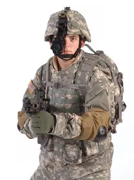 图文：身着ACU作战服模块化装具的美军士兵_新浪军事_新浪网