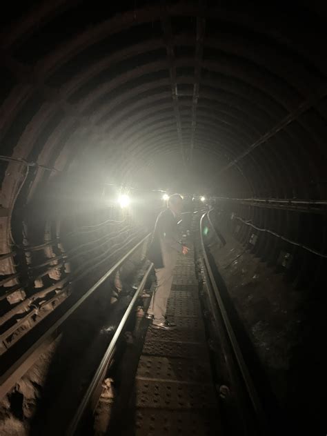 Moment Glasgow Subway passengers forced to get off and walk through ...