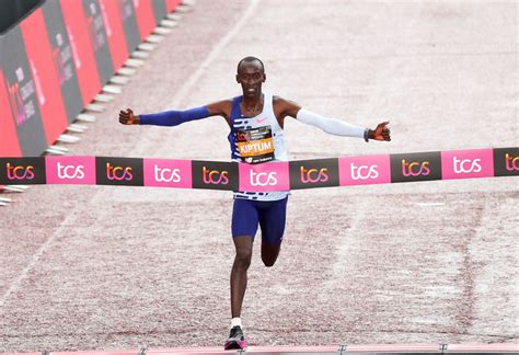 马拉松世界纪录保持者基普图姆去世，年仅24岁_凤凰网视频_凤凰网