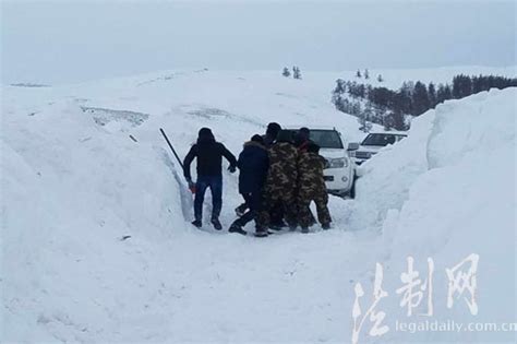 新疆阿勒泰：群众被困雪中 边防官兵紧急救援-新华网