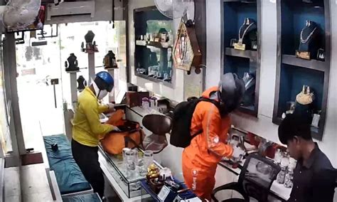 டெலிவரி ஊழியர்கள் போல் வேடமிட்டு பட்டப்பகலில் நகைக்கடையில் கொள்ளை ...