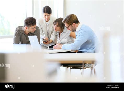 Business People Meeting Table 的图像结果