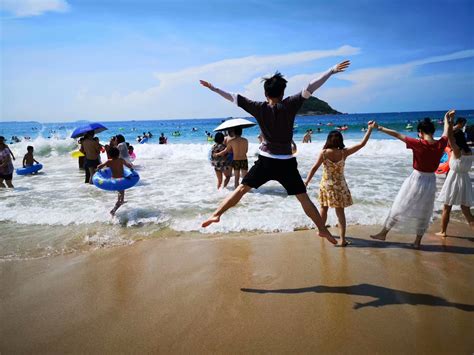 男子春节逆向旅游深圳承包整片沙滩 - 抖音