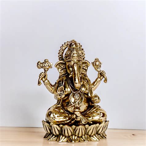 Solid Brass Vinayaka Ganesha idol - 2 inches – Nikur Essence
