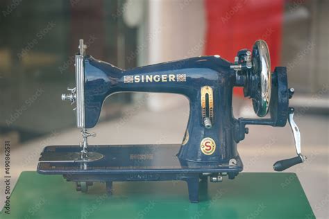 Singer Sewing 的图像结果