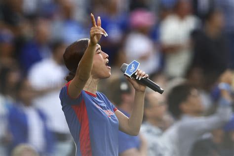 A singer of the American national anthem in Spanish instead of English ...