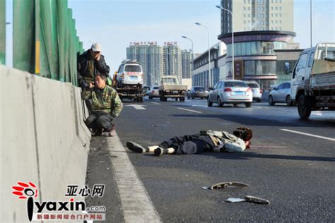 乌鲁木齐一打工民工翻越隔离带被撞身亡_新浪新闻