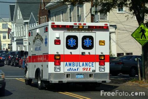 美国救护车车头的“ambulance”为什么反过来的（附图）_百度知道