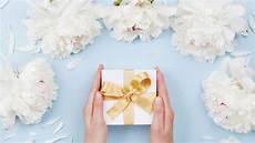 How Much Money To Give Wedding Gift by How Much Money Should You Spend On A Wedding Gift How Much Money To Give Wedding Gift