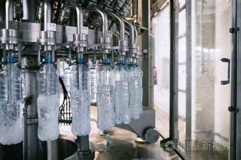 装瓶厂-水灌装流水线, 用于加工和装入蓝色瓶子中的纯净泉水。选择性聚焦照片-正版商用图片0rteic-摄图新视界