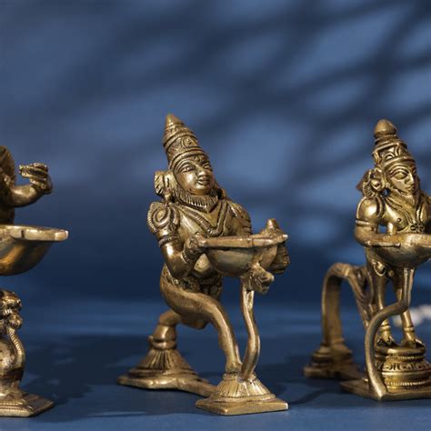 Brass Aarti Diya With Handle – Vedansh Craft