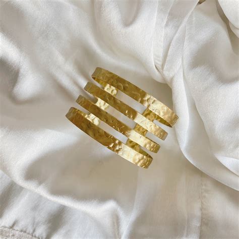 Hand accessories – A Little Extra