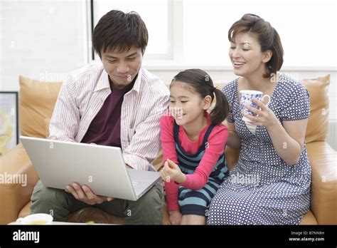 Family with Computer 的图像结果