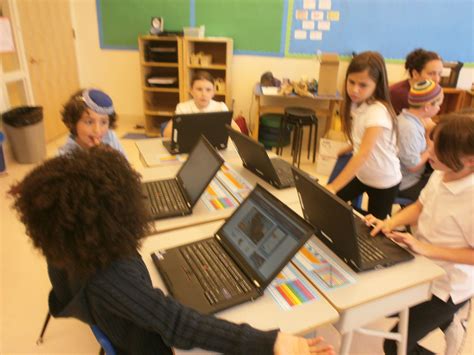 Student Learning Computer 的图像结果