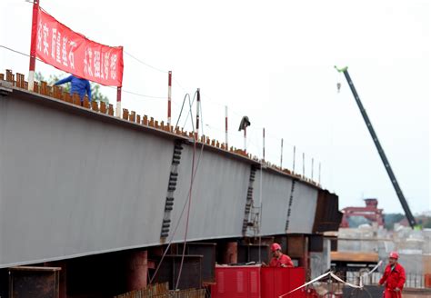江西分公司赣州G105国道项目大广立交举行钢箱梁顶推仪式