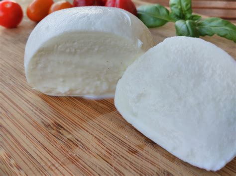 La storia della mozzarella di bufala, eccellenza aversana