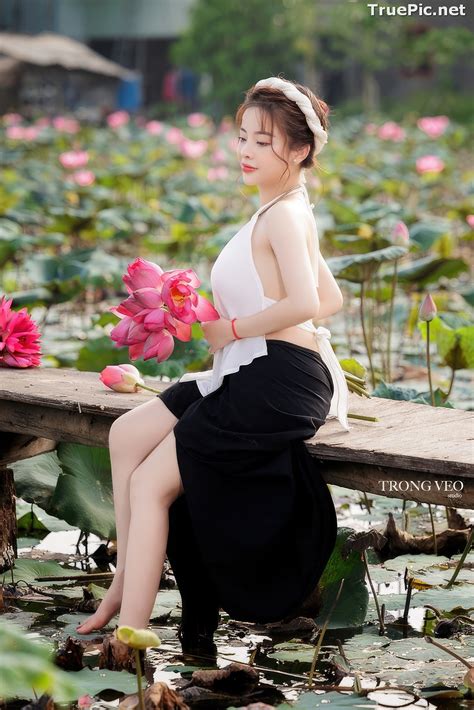 Vietnamese Model - Beautiful Girl and Lotus Flower (56 pictures)
