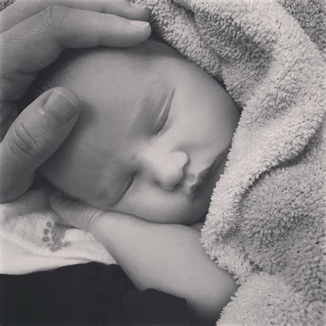 Alanis Morissette da la bienvenida a su tercer hijo y lo presenta en ...