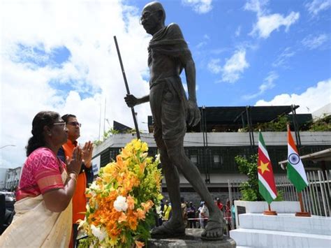 President Droupadi Murmu pays floral tribute to Mahatma Gandhi's statue ...