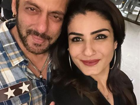 Raveena Tandon dances with Salman Khan on 'Pyar Dilon Ka Mela Hai' song