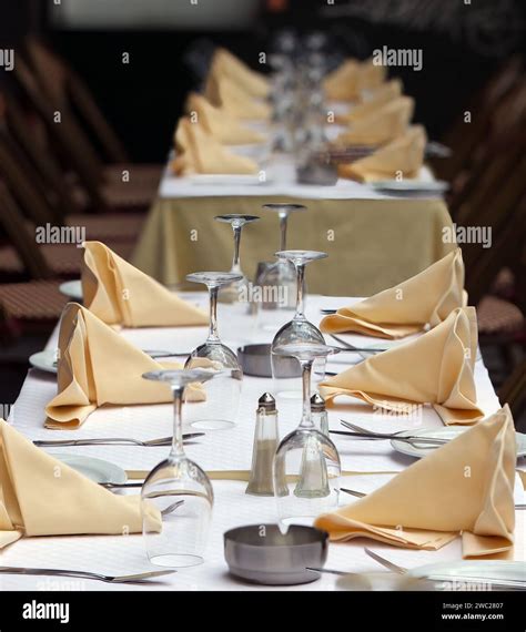 Restaurant Table Setting 的图像结果