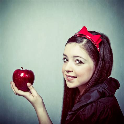 拿着苹果的女孩高清摄影大图-千库网