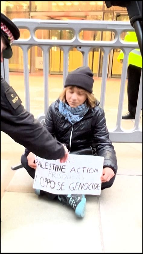 Why American F-22 fighter jets escorted Putin’s plane into Alaska | CNN Politics