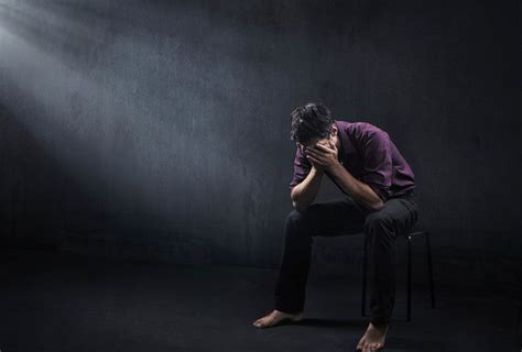 आत्महत्या म्हणजे काय; त्याची कारणे, लक्षणे, धोके आणि त्रासलेल्या ...