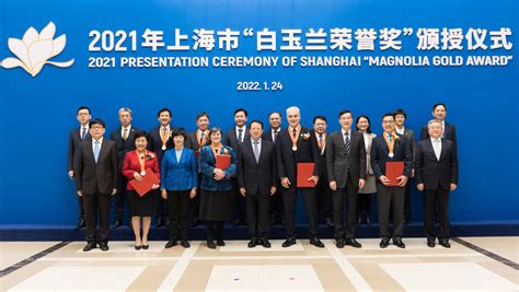 这2位外籍人士成为“上海市荣誉市民”，10人获白玉兰荣誉奖，龚正市长颁证_腾讯新闻