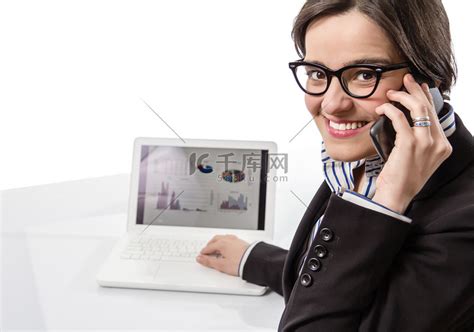 商务男士拿着平板电脑打电话沟通工作高清图片下载-正版图片507634623-摄图网