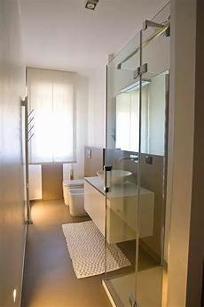 bagni e bagni bagno piccolo stretto e lungo sui toni beige decor bagni e bagni bagno piccolo stretto e lungo sui toni beige decor