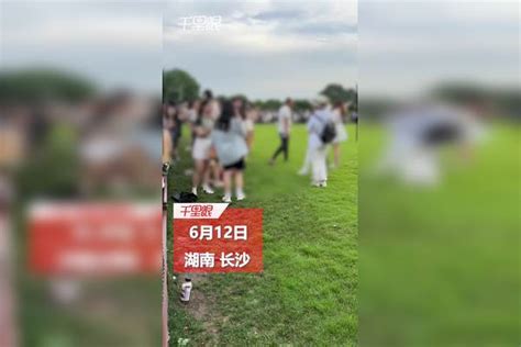 【湖南】景区回应成群游客跨越护栏随意踩踏草坪：不允许的行为，人多会加强巡逻