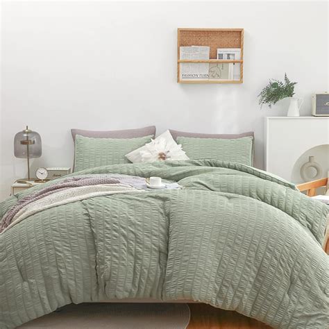 Amazon.com: HAOWANER Sage Green Comforter Set King, 3 Pieces, 90"x104 ...