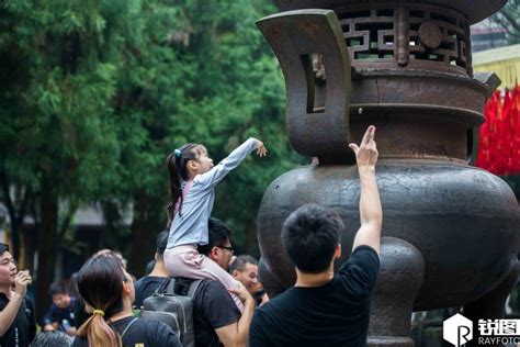 游客在灵隐寺里扔钱祈福 外国游客跟风-搜狐大视野-搜狐新闻