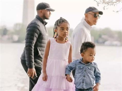 Barack Obama accidentally crashes family’s adorable photo shoot in DC ...