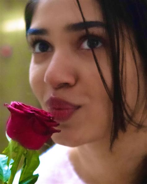 Kriti Shetty : బేబమ్మ పెదాలు తాకి మరింత ఎరుపెక్కిన రోజా... క్లోజప్ షాట్ ...