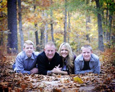 Creative outdoor family poses for four/ flattering pose ideas/ what to ...