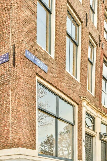 Corner Building Signs 的图像结果