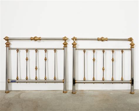 Pareja de camas gemelas de acero y latón de estilo victoriano inglés en ...