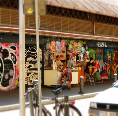 Colourful Local Market 的图像结果