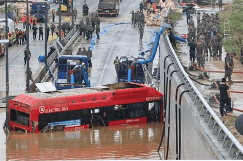 韩国暴雨下，58岁公交车司机救了4人后，又返回车内救人不幸遇难_乘客_窗户_事故