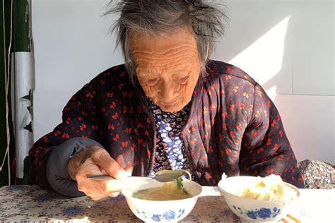 99岁老人日常饮食，和生活习惯，人老了太难了_凤凰网视频_凤凰网