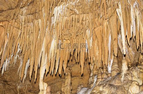 泰国洞穴中的钟乳石和石笋。