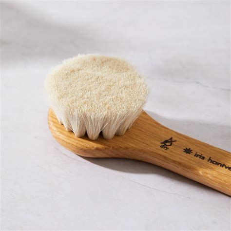 Facial Dry Brushing – Sérénité by Sakina Di Pace