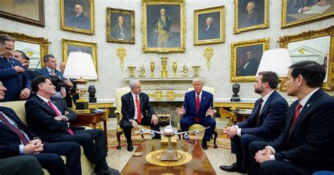 President Trump Oval Office 的图像结果