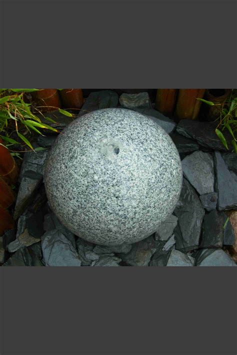 Granit Kugel Sprudelstein grau poliert 40cm - Monolithique