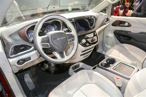 2017 Chrysler Pacifica Priced from $29,590 | Automobile Magazine