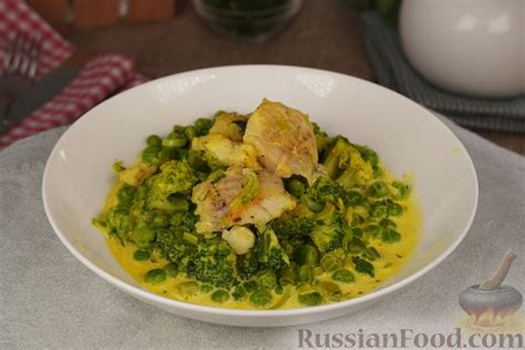 Рецепт: Рыба, тушенная с брокколи и зелёным горошком в сливочном соусе ...