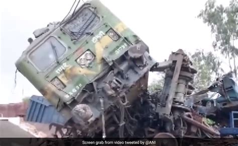पश्चिम बंगाल में बांकुरा के ओंडा रेलवे स्टेशन पर दो मालगाड़ियों की ...