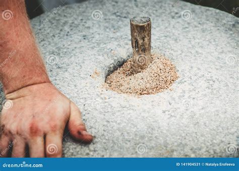 El Molino De Mano Antiguo De La Piedra Del Quern Con Cierre Del Grano ...